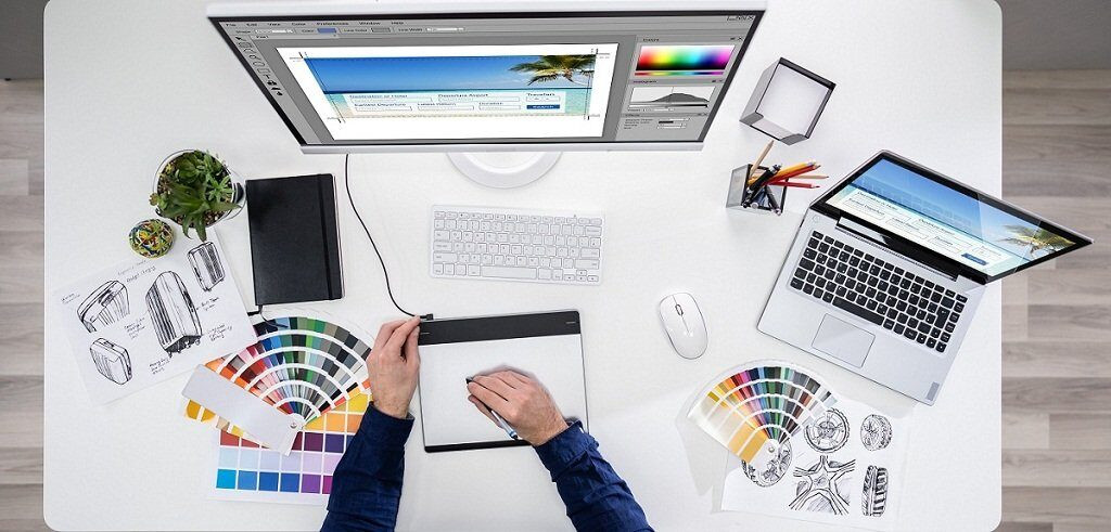 Стол с мужчиной, работающим на ноутбуке. Компьютерная клавиатура.