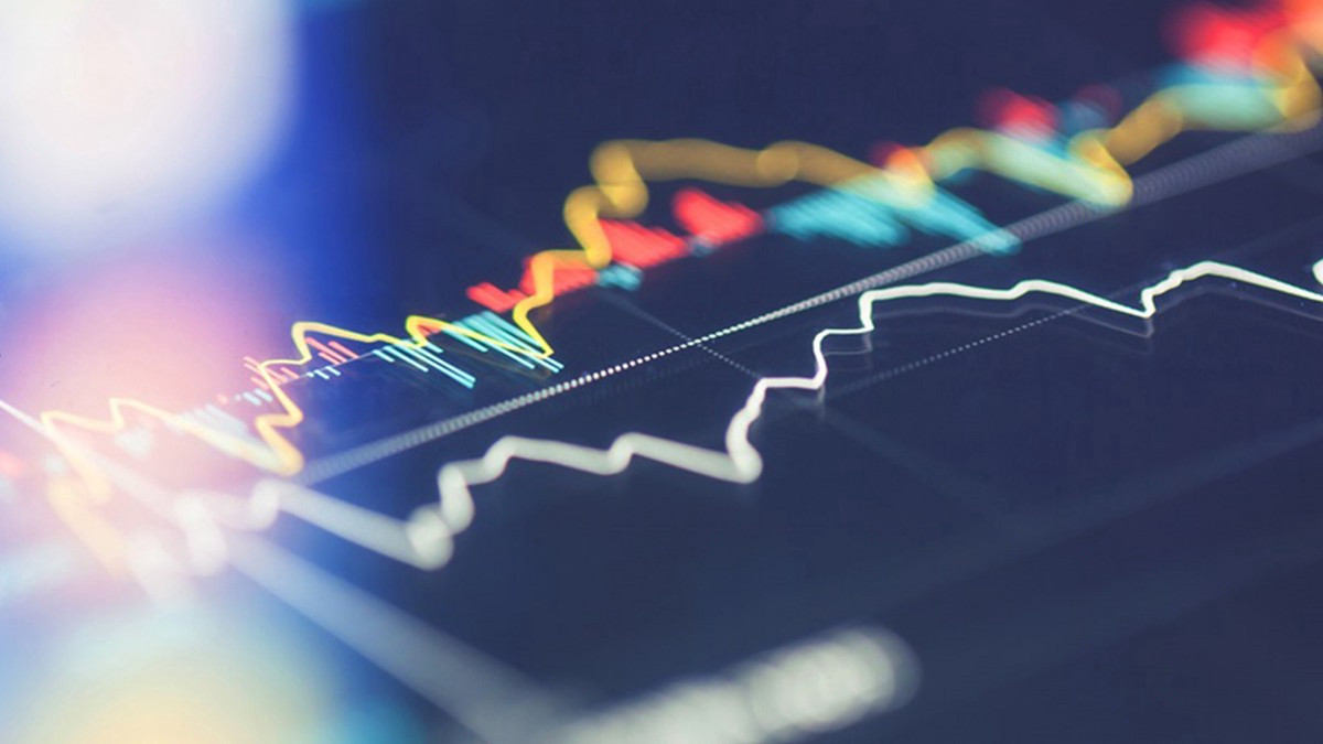 Человек, выражающий радость и улыбающийся на фоне природы.