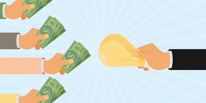 Деньги - купюры разных достоинств и монеты на светлом фоне.