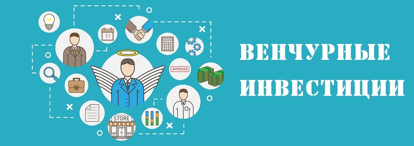 Человек, держащий значок компании в руке.