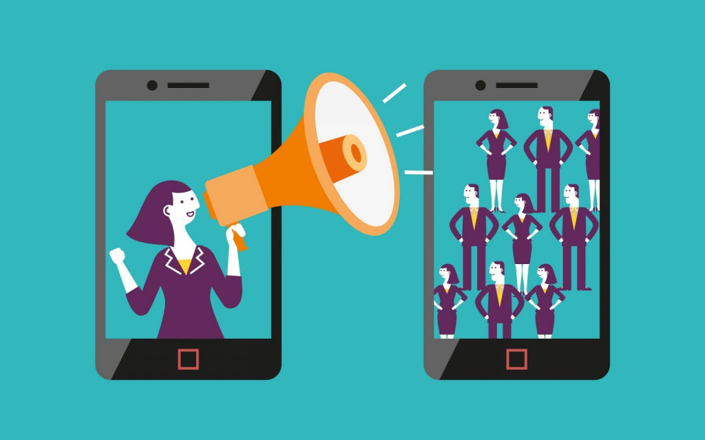 Человек смотрит на компьютер и мобильный телефон, крупный план лица.