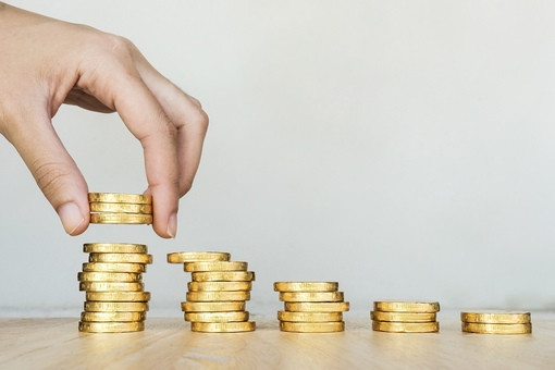 Монетка из золота – денежный символ источника богатства и процветания.