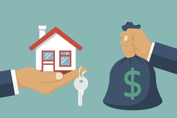 Ключ в руке человека - описание изображения для SEO.