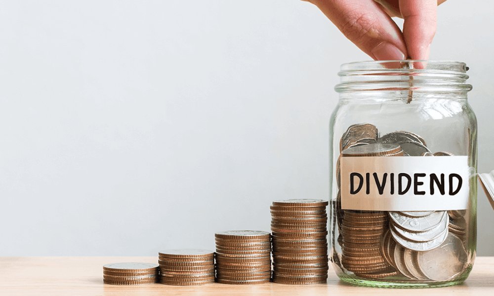 Банка с деньгами и младенцем, человек держит монеты, скотч на стекле.