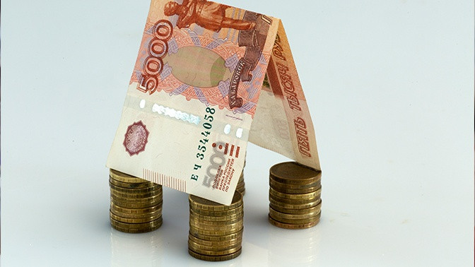 Деньги в стопке - концепция финансов и богатства.