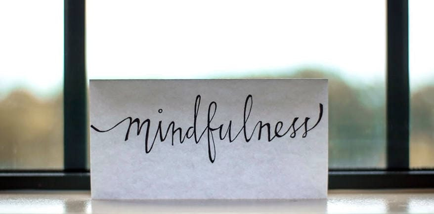 Рукописный текст каллиграфии на визитной карточке на фоне бумаги.