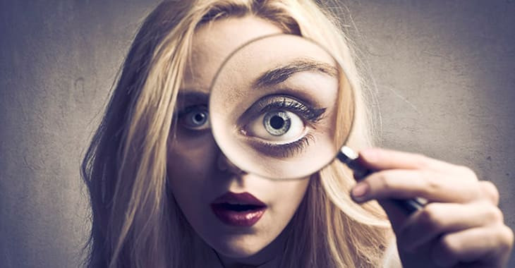 Фотография человека с резким лезвием, ориентированное на голову с лицом и лезвием.