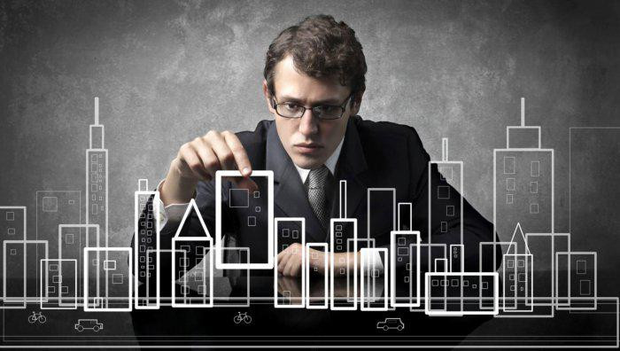 Фотография взрослого мужчины с портретом лица и табло счёта на заднем плане.