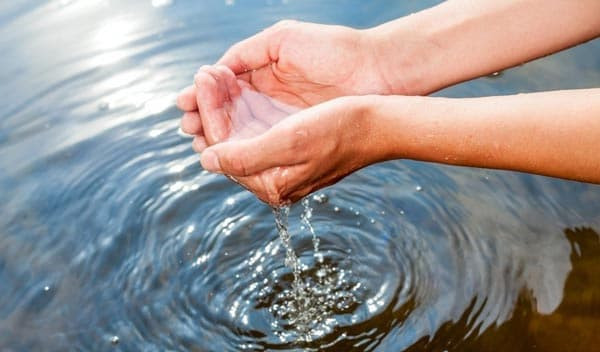 Человек моет руки в раковине вода, изображение руки и часть тела.