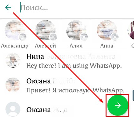 Человек читает текст с диском в руке.