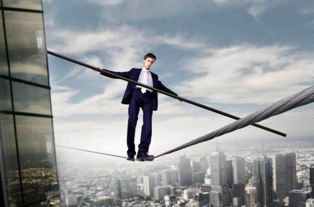 Городской пейзаж с высокими зданиями, улицами и веревкой в урбанистической среде.