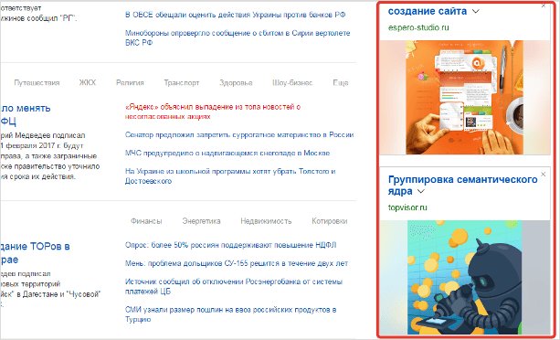 Фото человека, смотрящего на веб-страницу с текстом на экране.