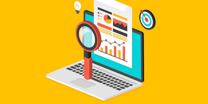 Ноутбук с экраном, компьютерная клавиатура и другие элементы компьютерной техники.