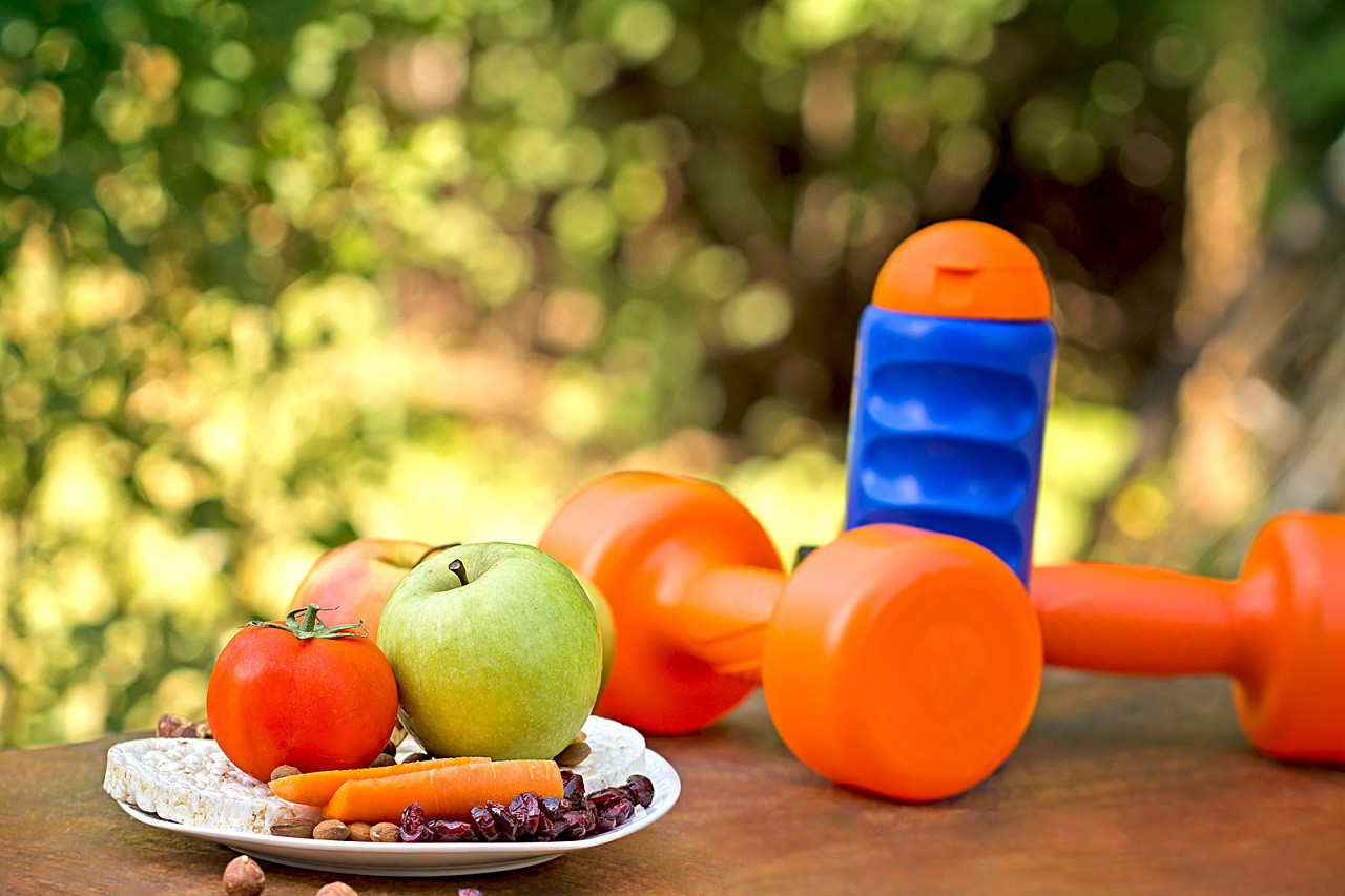 Фотография сочного яблока на ярком фоне, символизирующего здоровое питание и фрукты.