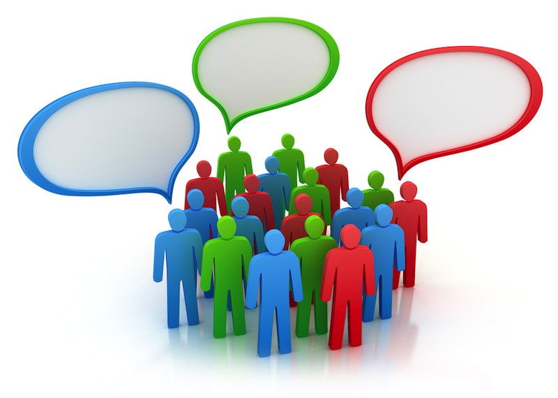 Человек, стоящий в толпе, держит воздушный шар - оптимизированный alt текст для изображения.