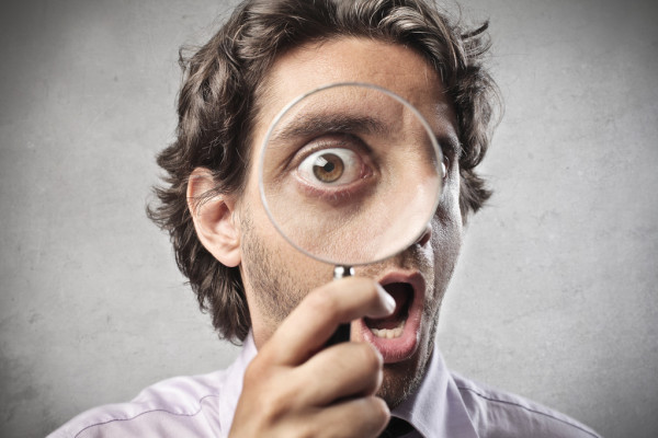 Фото взрослого мужчины с макросъемкой лица с использованием лупы.