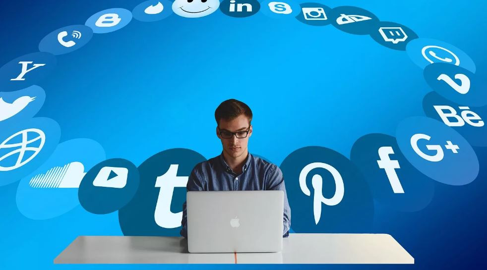 Подросток-парень сидит за ноутбуком в толпе людей, компьютер, мальчик, мужчина.