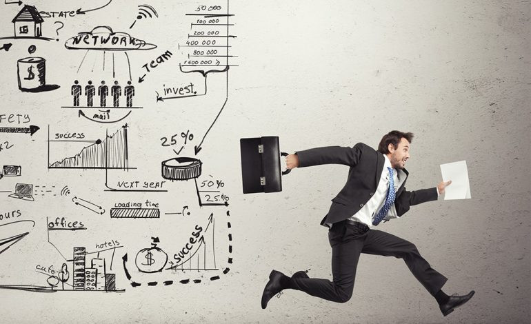 Взрослый мужчина в деловом костюме с пальто, стиль, одежда.