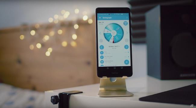 Электроника: компьютерное железо, монитор, экран и мобильный телефон.