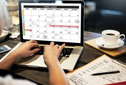 Текст: ноутбук и компьютерные комплектующие рядом с чашкой кофе и клавиатурой.