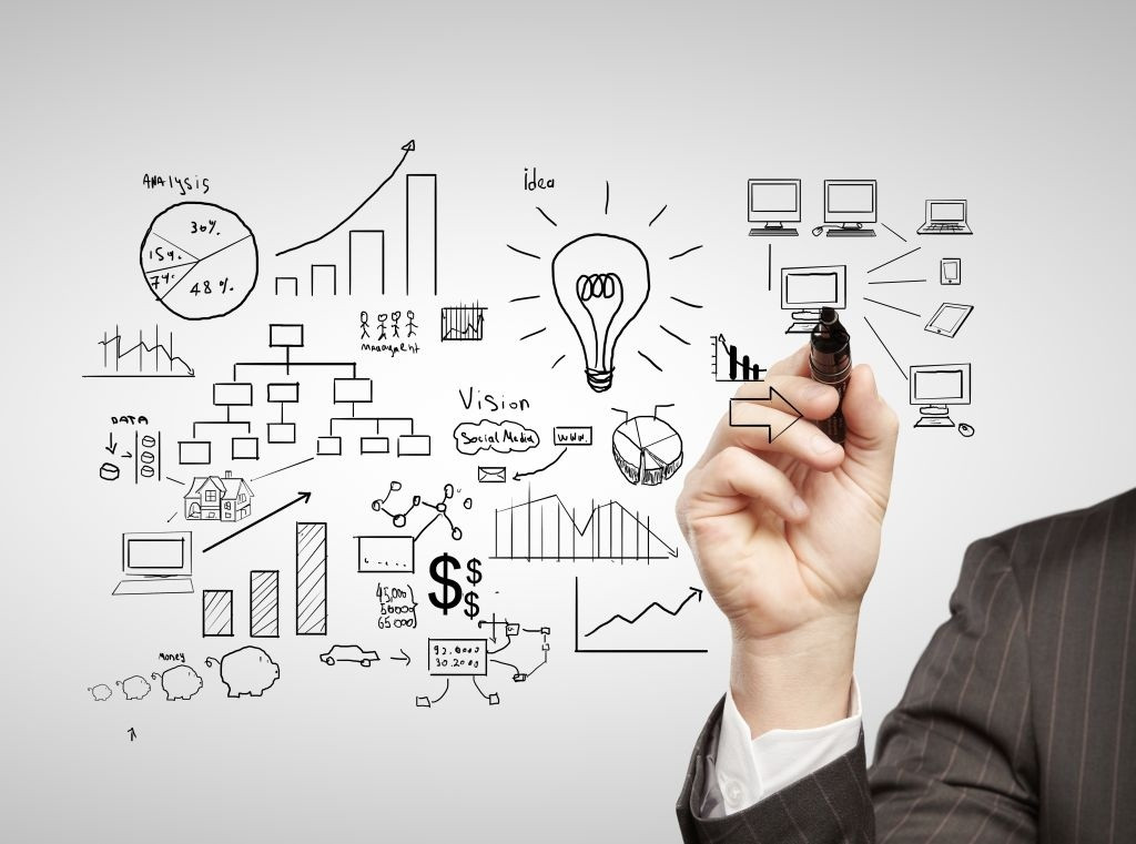 Мужчина в формальной одежде с рукой на гранате - одежда, костюм, оружие, искусство.