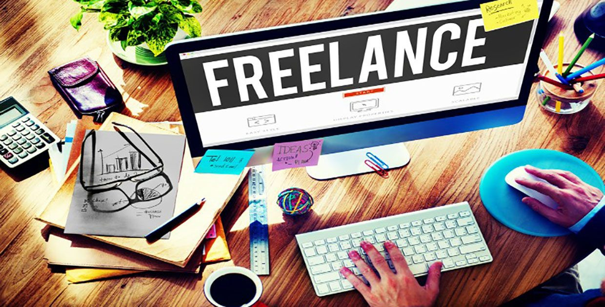 Мебель для офиса: стол с компьютером, клавиатурой, электроникой, чашкой кофе на письменном столе.