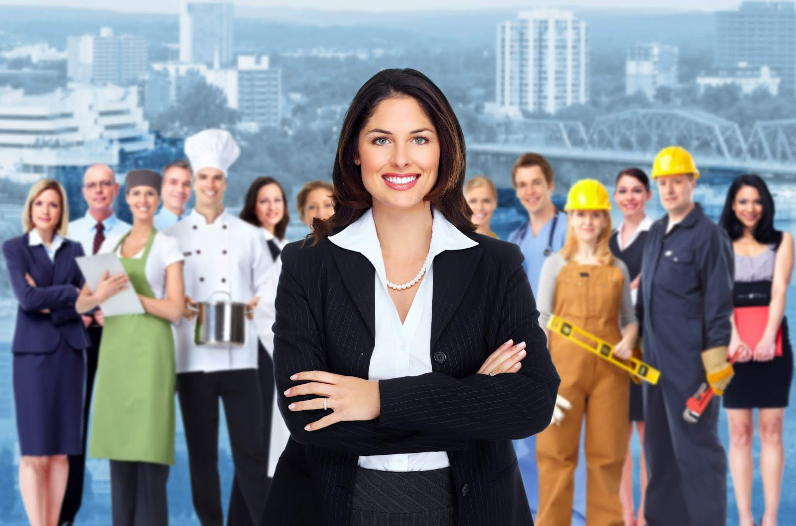 Взрослая женщина с улыбкой, держащая палку, в пальто - изображение.