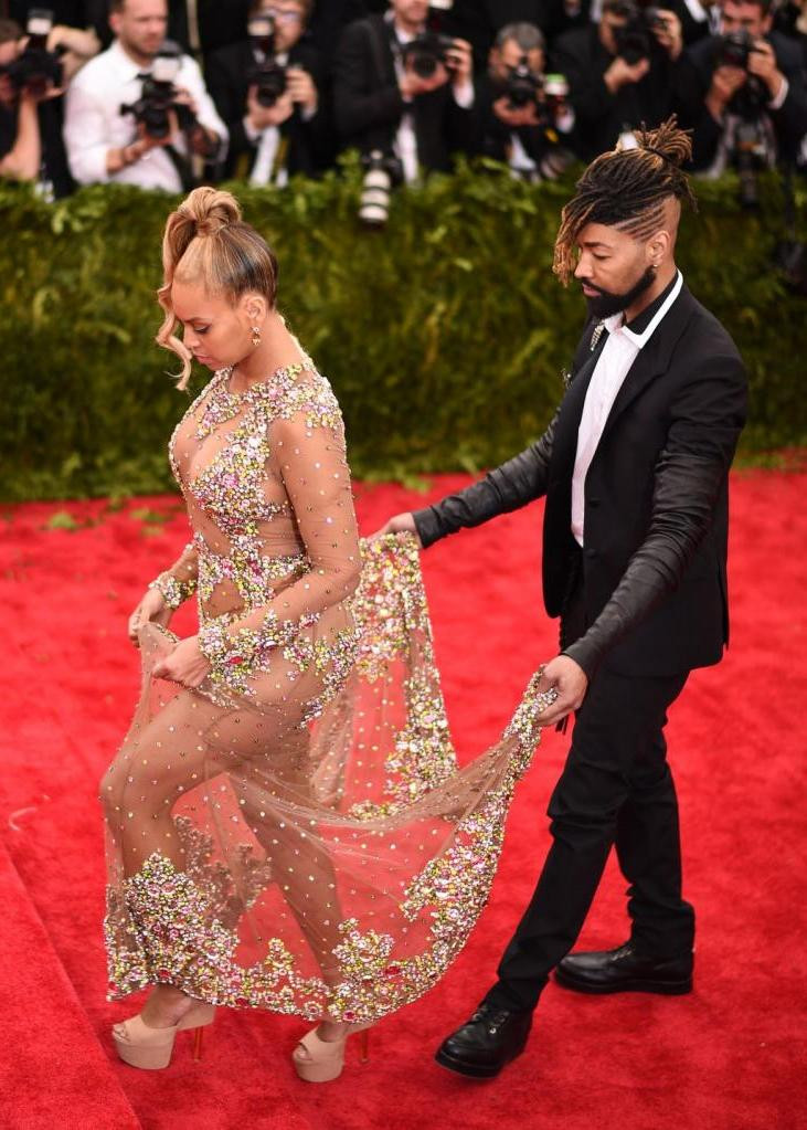 Взрослая женщина-невеста в модной шубе с мужчиной, лица не видно.