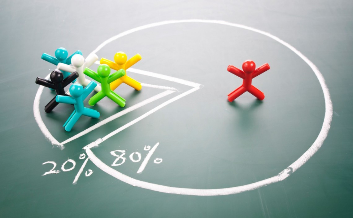 "Игрушка в виде символа - оптимизированный альтернативный текст для изображения"