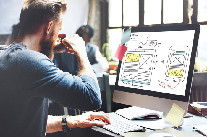 Диаграмма CAD с электроникой, аппаратурой, монитором, клавиатурой компьютера и лицом человека.