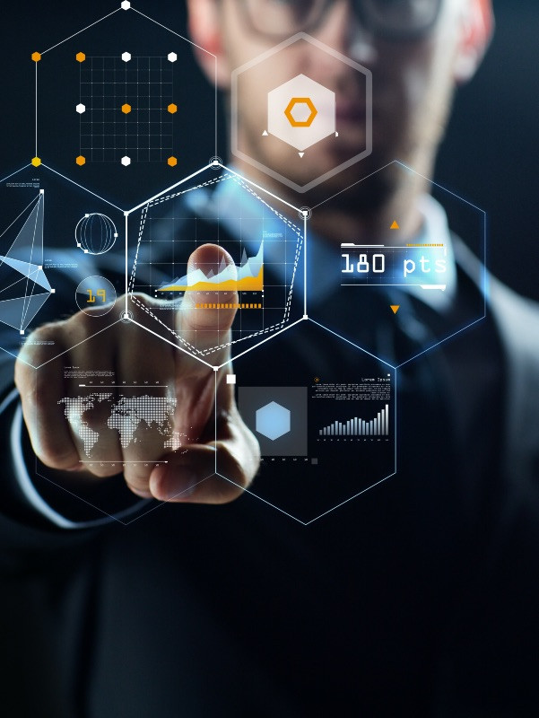 Взрослый мужчина на рекламной фотографии.