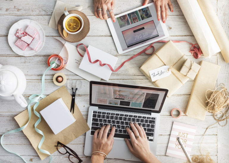 Ноутбук с клавиатурой, электроника, компьютерное железо, документ, ручка.