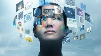 Изображение женщины в искусстве и фотографии: коллаж с QR-кодом и рекламой.