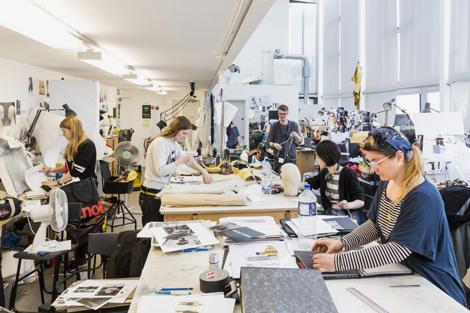 Женщина взрослого возраста на фоне здания завода, производственный цех с лицом в больнице.