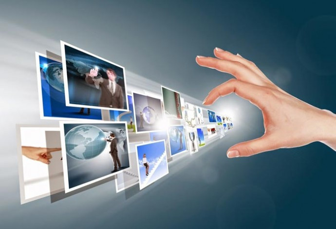 Изображение руки человека, собирающего коллаж на мониторе компьютера, реклама.