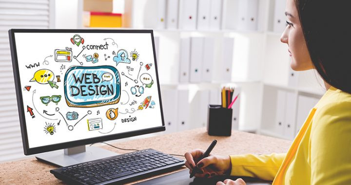 Персона смотря на монитор компьютера, нажимающая на клавиатуру с электроникой в фоне.