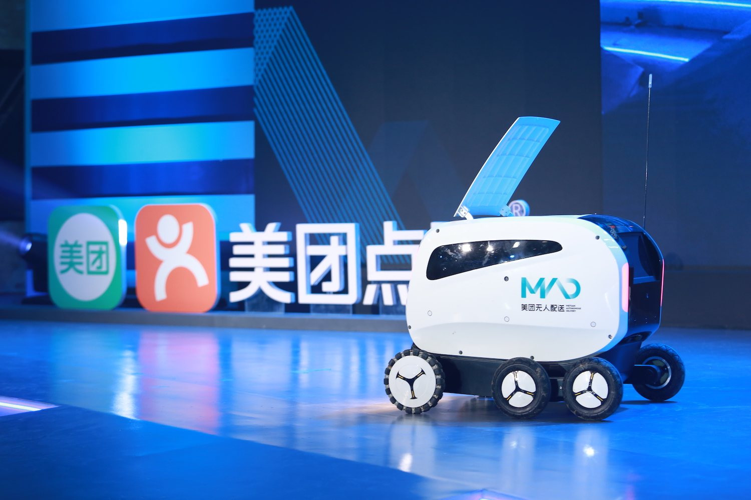 Машина для стрижки газона с колесами на травянистой поверхности.