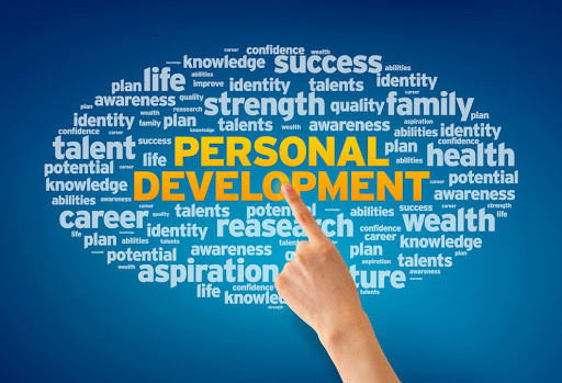 Рука человека с пальцем, держащая рекламный постер с текстом.