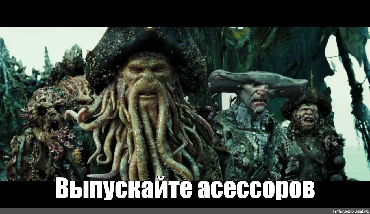 Взрослый мужчина смотрит на женщину-неземлянку на свадьбе в лицо.