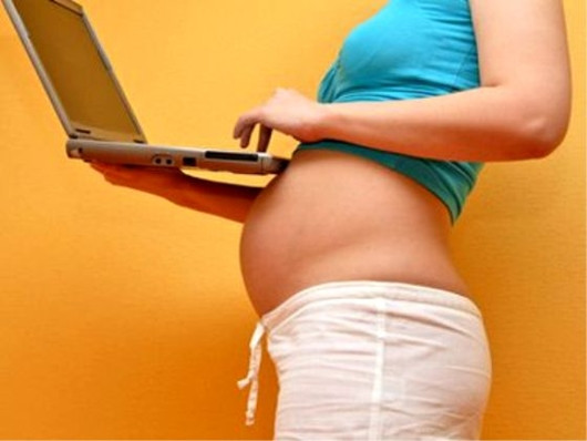 Ноутбук на колене человека, часть тела - бедро и рука, электроника.