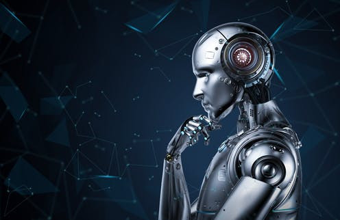 Робот-женщина - взрослая женщина в костюме робота.