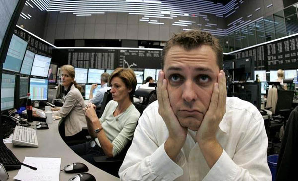 Взрослая женщина и мужчина за компьютерной клавиатурой, лица не видны.