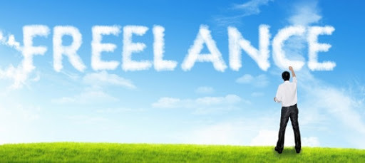 Человек идет по траве на летнем пейзаже под открытым небом. Фотография на травяном газоне.