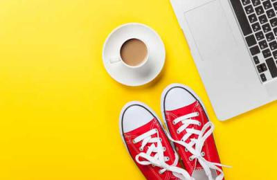 Обувь, кроссовки, ноутбук, компьютер, электроника, мебель, стол, чашка.