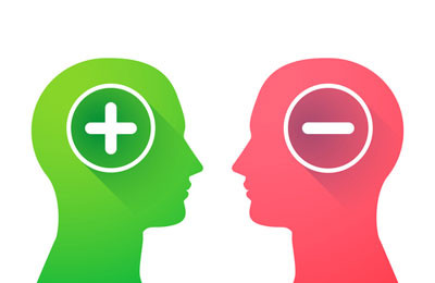 Первая помощь: аптечка с медицинскими принадлежностями для оказания помощи в экстренных ситуациях.