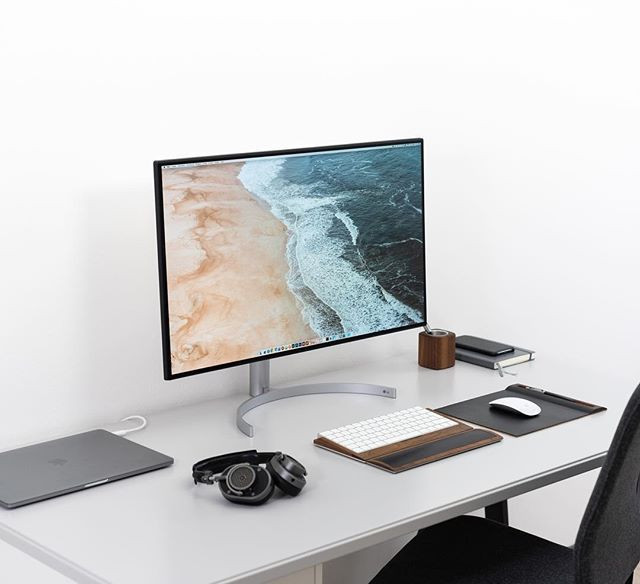 Мебель для офиса: стол с электроникой - компьютер, клавиатура, монитор, ноутбук.