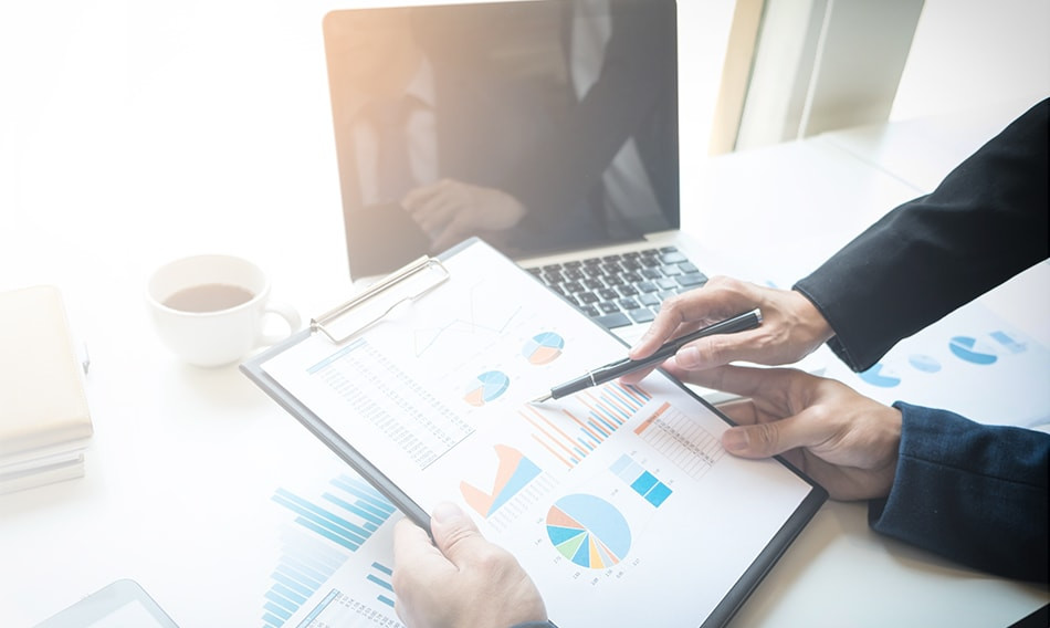 Ручка, чашка, диаграмма, компьютер, электроника, ноутбук, ПК на рабочем столе.