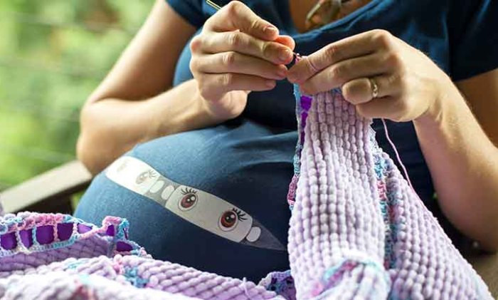 Вязание: женщина в процессе создания изделия.