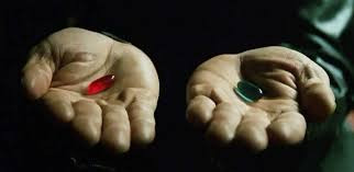 Лекарство в виде таблетки на ладони руки с изображением маленького медвежонка.