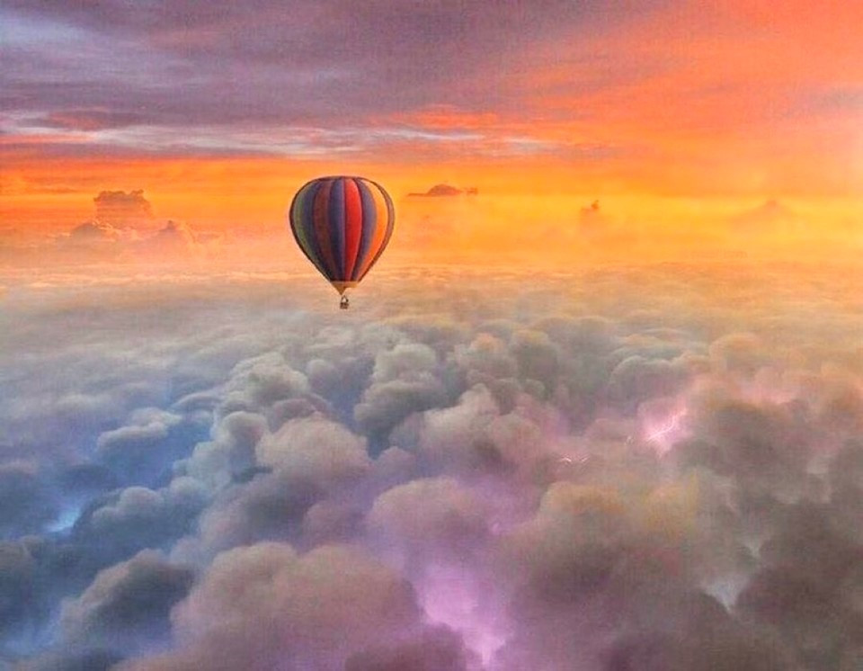 Воздушный шар над природой и небом, транспортное средство на открытом воздухе.